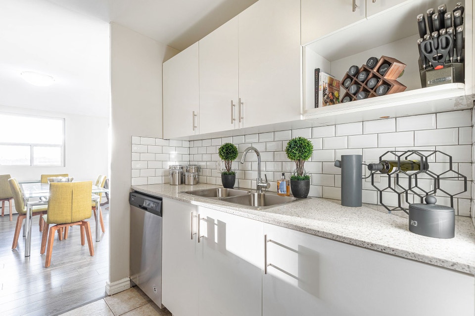 Modern Updated 2 Bedroom in a Classic Building Near Downtown 4