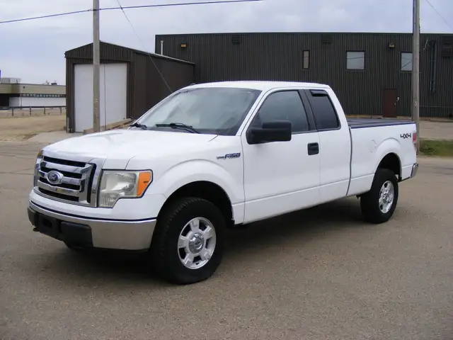 2011 FORD F150 XLT—CLEAN BC UNIT--WARRANTY--LOW KMS—-