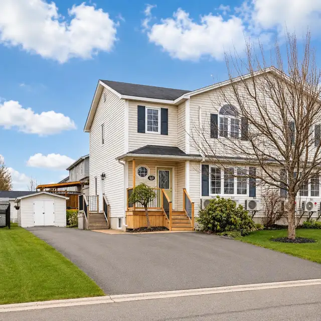 Moncton North - 40 Stoneham New Roof 3 Mini Splits 4 bds !!