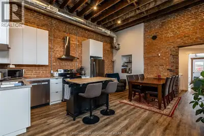 Totally renovated historic apartment located above the former Glitters restaurant, full of charm and...
