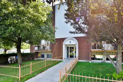 Un grand 41/2 situé en face du parc Laurier à Longueuil et à cinq minutes à pied des centres commerc...