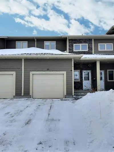 C15//Brandon/Spacious condo located in the desirable Woodlands neighborhood, offering a functional l...