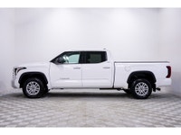 La Toyota Tundra SR5 2023 est une camionnette robuste et fiable, conçue pour répondre aux besoins le... (image 9)