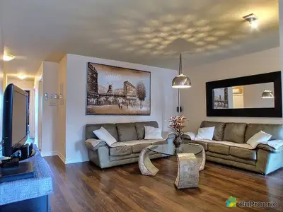 1,222 pi carrés. Prise de possession RAPIDE. Au village Parisien.... deuxième étage....PAS DE TAPIS....