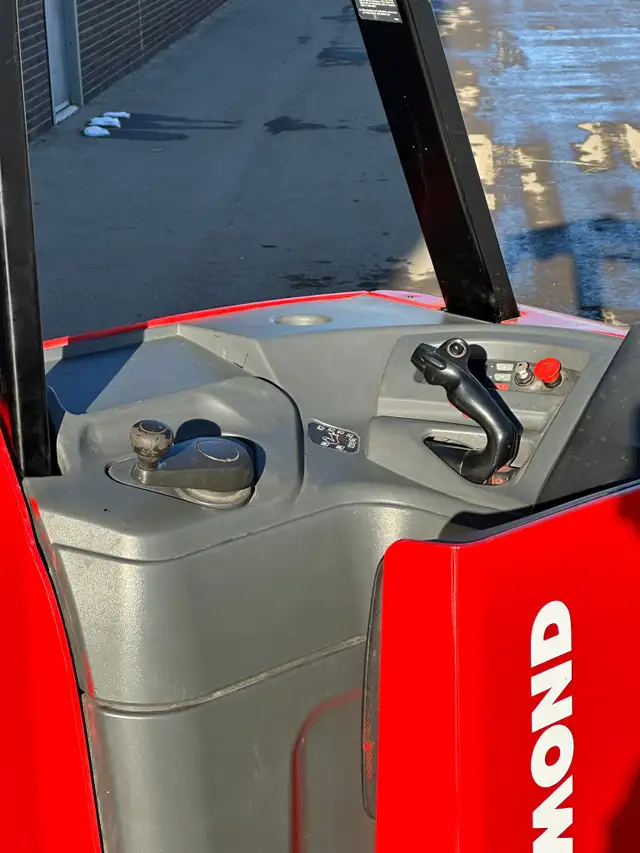 2017 RAYMOND DOCK STOCKER STAND UP FORKLIFT 3500LBS CAP 3 STAGE  in Heavy Equipment in Mississauga / Peel Region - Image 6