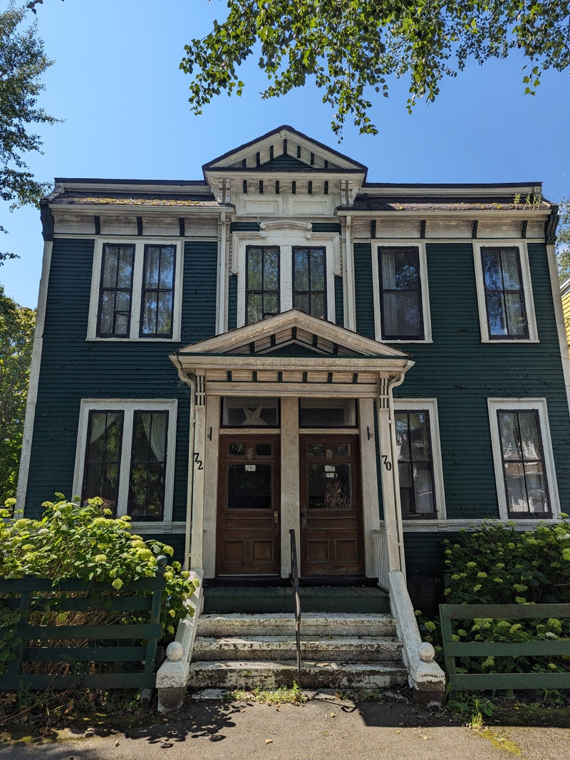 70A Summer St 3BR Central, H+L, Parking, Yard, Ground Level Long