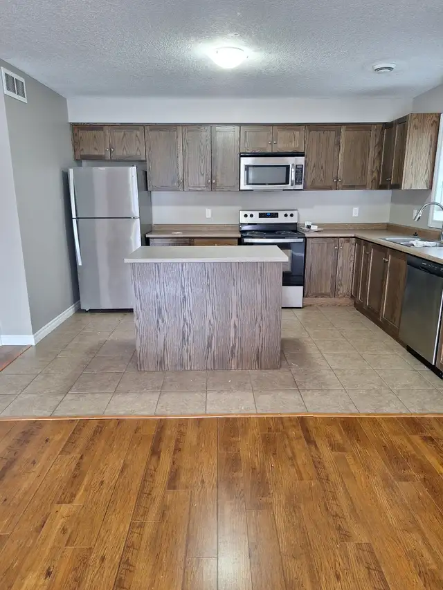 Luxury 3 bedroom Executive Suite in Orillia in Long Term Rentals in Barrie - Image 3