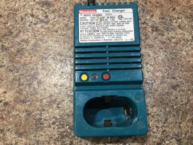 Lot of battery tool chargers:YardWorks, Milwaukee & Makita.63871131923457123