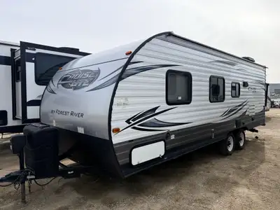 Come check out our pre-owned 2015 Forest River Salem Cruise Lite 241QBXL, a thoughtfully designed tr...