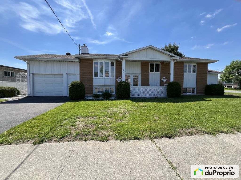 $444,900 - Bungalow for sale in Granby — photo 1