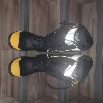 Like new - Dakota steel toed work  winter boot size 13, View more