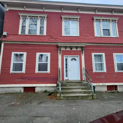 33 Pitt Street, Unit #2 Available December 1st $1,300/month Heat & Lights Included Enjoy comfortable...