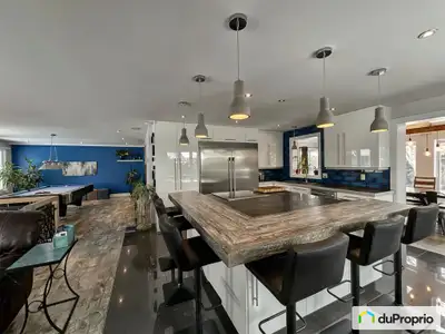 Entièrement rénové Immense bungalow, brique 4 faces, entièrement rénové au goût du jour avec cour ar...