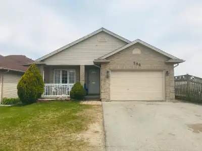 ROOM RENTAL - LARGE MASTER BEDROOM - JUST MINUTES FROM FANSHAWE