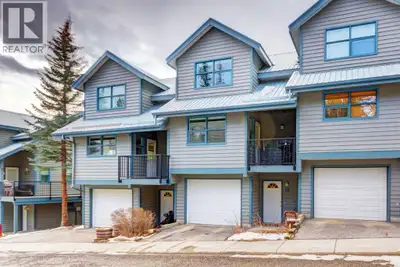 Townhouse with garage and stunning mountain views. Enjoy unobstructed mountain views from both the f...