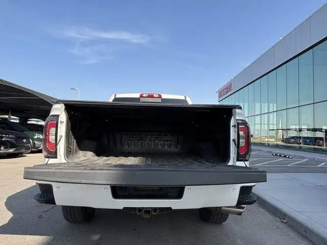 2017 GMC Sierra 1500 Denali 4x4 Crew Cab • 6.2L • Sunroof • Pwr  in Cars & Trucks in Calgary - Image 7