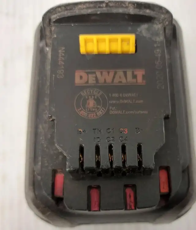 (91343-2) Dewalt DCB606 Battery in Power Tools in Calgary - Image 6