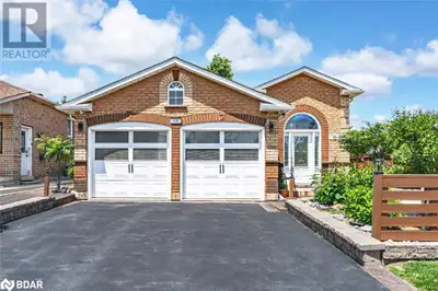 STUNNING FIVE-BEDROOM RAISED BUNGALOW OFFERING OUTDOOR ENTERTAINING PERFECTION & FAMILY FRIENDLY LUX...
