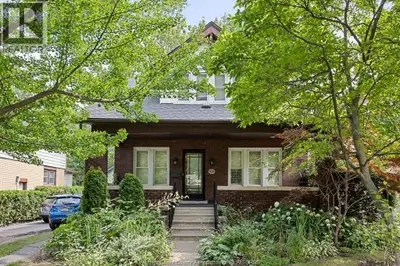 Enjoy convenient student living just steps from the University of Windsor! This main-floor bedroom i...