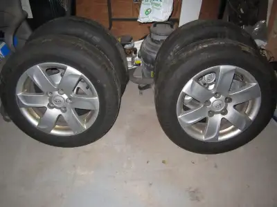 pneus d,été 205/60r16 usure 8.32 monté sur roues mag de kia rondo 2009 prix $600 tél cell 450 cinq u...