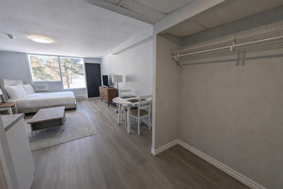 37 Skydeck Lane - Summer rental discount! Sign on for a 3 month 5