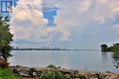 Live by the water in luscious Waterscapes Condo by Monarch. Distinctive features to this 2-bedroom 8...