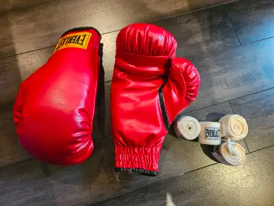 Gants de boxe 16 oz et 4 bandages Everlast comme neuf, View more