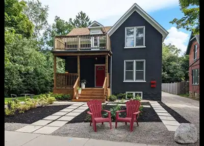 Two Bed: 3+ Parking By Downtown / Highway / Light Rail! (Main/2) 2 Bedroom apartment in a freshly re...