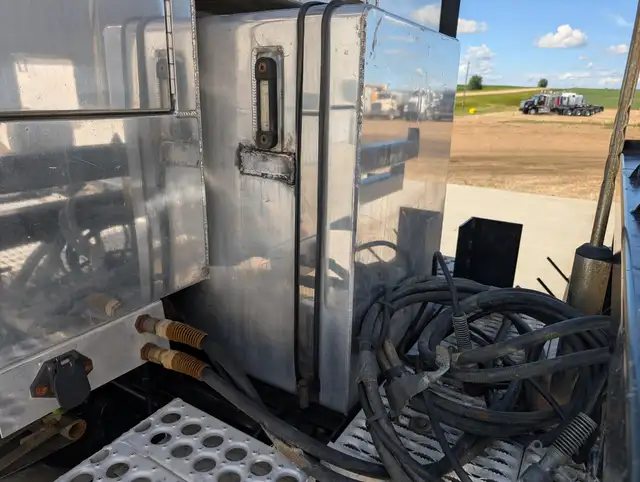 2013 FREIGHTLINER CORONADO 122 SD in Heavy Trucks in Edmonton - Image 12