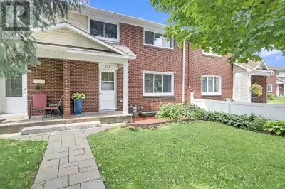 This beautifully updated 3-bedroom, 2-storey freehold townhouse, conveniently located within 17 minu...