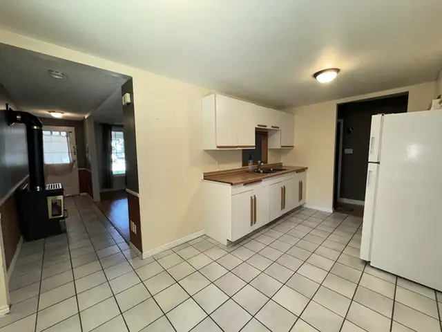 Cozy 2 Bed, 1 Bath Bungalow Near Downtown in Long Term Rentals in Barrie - Image 6