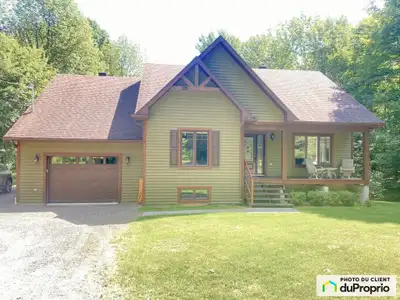 Maison ou chalet ? Pour nous, c'est les deux ! À 5 km de l'autoroute des Laurentides seulement !!! G...