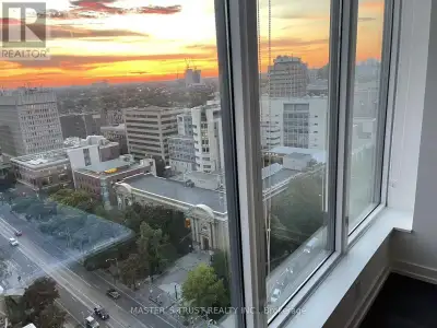 This luxury 1+1 bedroom condo at Theory Condos offers the perfect blend of comfort and convenience,...