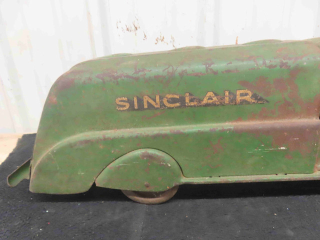 Wynadotte 1930's Pressed Metal Sinclair Fuel Delivery Truck in Arts & Collectibles in Vancouver - Image 3