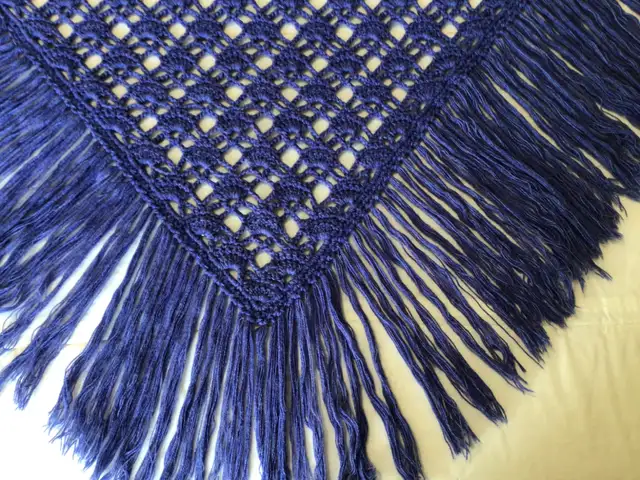 Châles fait à la main avec du matériel neuf in Women's - Dresses & Skirts in Trois-Rivières - Image 7