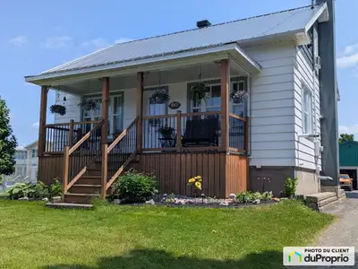 Coquette maison de 1 1/2 étage, sans voisin arrière, datant de 1953, elle offre un grand terrain séc...