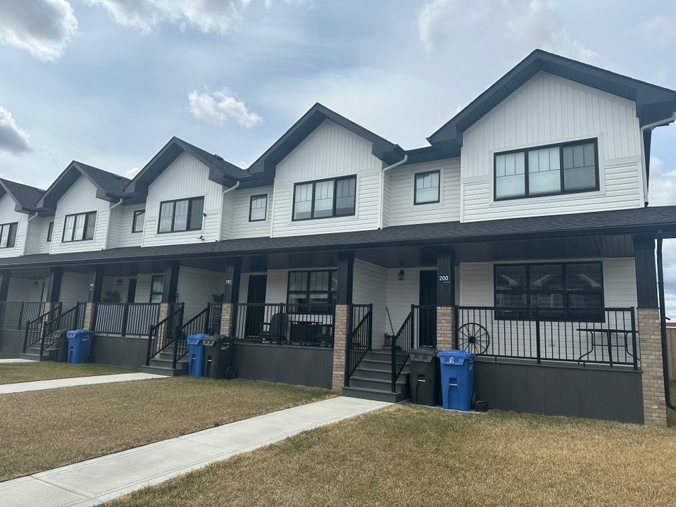 Newly Built Townhome! Rare rental in PENHOLD! 3 bed, 2.5 bath! 1