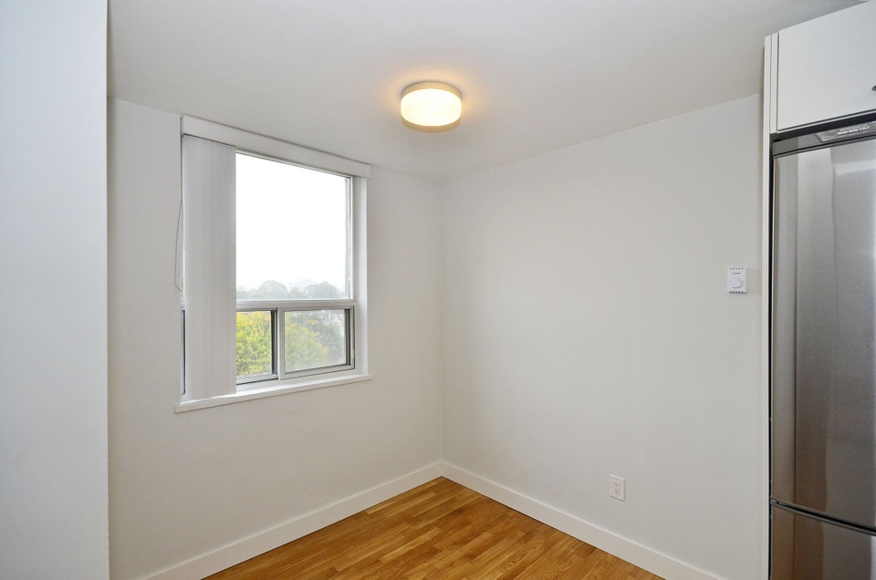 Renovated one bedroom, Queen and Jameson - ID 1773 3