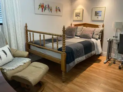 À voir EXEPTIONNEL! Rarement disponibles 2 chambres de qualité supérieure à 5 minutes des ponts! Pou...