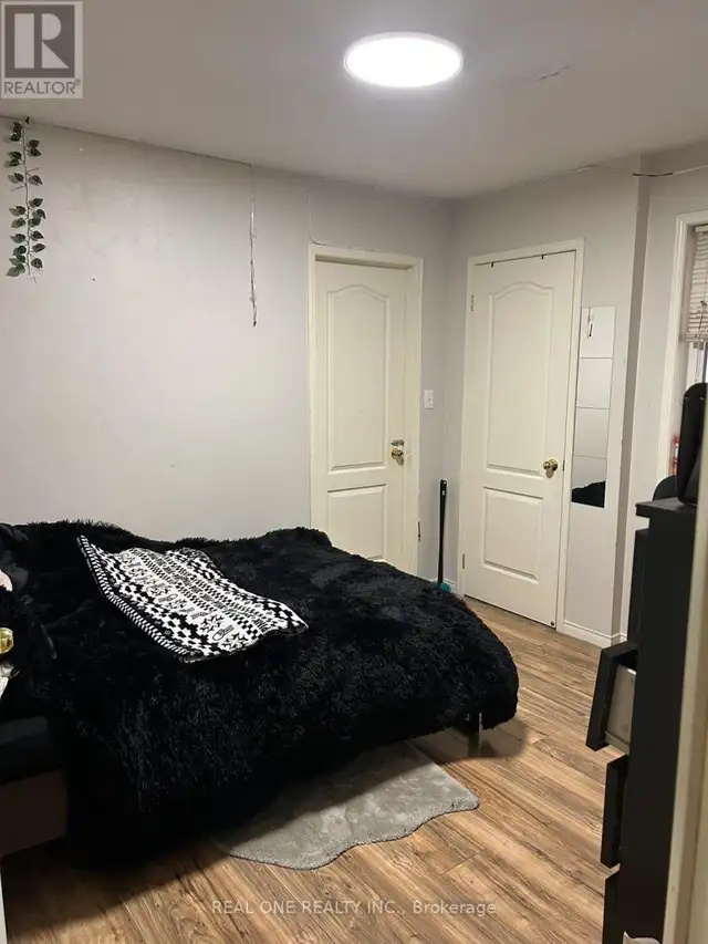 SECOND FLOOR ROOMS - 18 TROYER AVENUE Toronto (York University H in Long Term Rentals in City of Toronto - Image 10