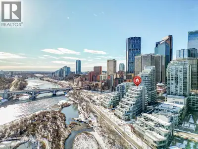 Welcome to 401, 138 Waterfront Court - an amazing downtown unit positioned along the Bow River. Blen...