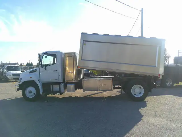 2019 Hino 338 in Heavy Trucks in Hamilton - Image 6
