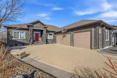 2C//Winnipeg/Open House Saturday May 9th 1-3pm, offers May 12th eve. Fantastic location in Van Hull...
