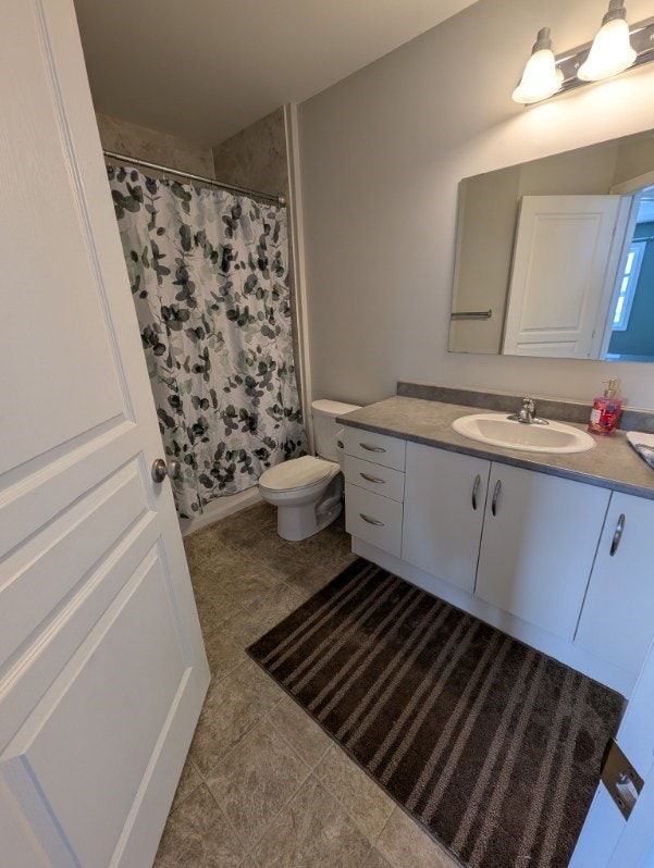 end unit town house with finished basement in blossom Street 4