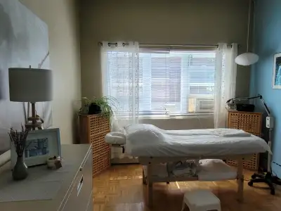 Beau bureau lumineux situé dans une polyclinique (ostéopathes, physiothérapeutes, massothérapeutes,...