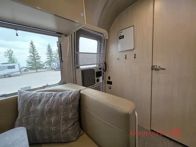 2022 Airstream Flying Cloud 23FB in Travel Trailers & Campers in Calgary - Image 17