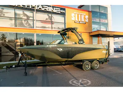 Tige Z3 2023 Longueur / Length : 23.5' Largeur / Width : 102'' Moteur / Engine : Indmar 440 6.2L Heu...