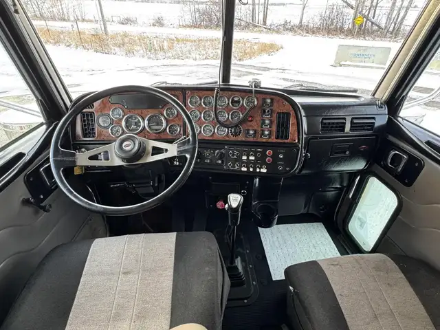 2005 PETERBILT 378 in Heavy Trucks in Saskatoon - Image 18