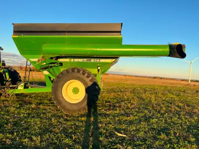 Brent 674 grain cart with 17" corner auger, extended auger for more reach, large 1000 PTO, rear hitc...