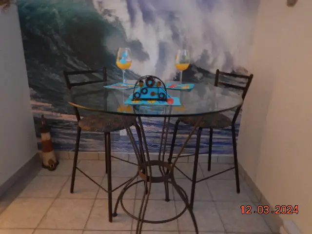 TABLE ET CHAISES in Other in Drummondville - Image 2